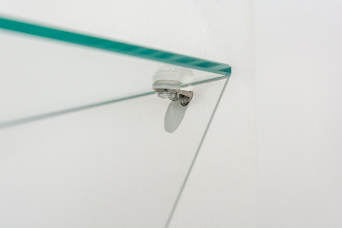 Ливерпуль Шкаф-витрина + карниз, цвет ясень ваниль/белый, ШхГхВ 50х41,4х220,3 см.(без карниза), 58,2х43,5х223,5 см.(с карнизом), подсветка, ун. сб.